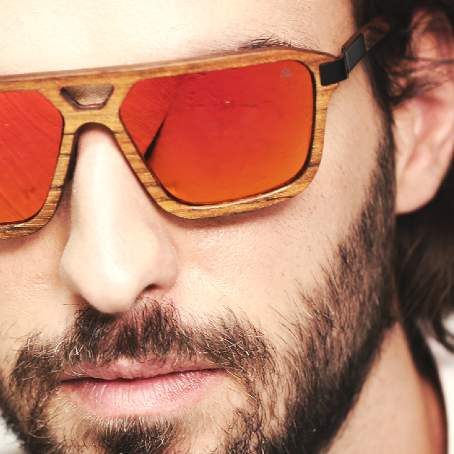 Lentes solares Legend – estructura 100 % madera en tonos teca rojizos, ligeras y llamativas.